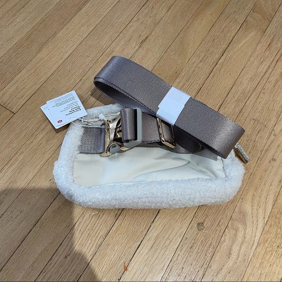 Lululemon NWT Everywhere Fleece Belt Bag light ivory. - Picture 2 of 2
